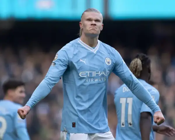 Erling Haaland, najdroższy piłkarz świata, świętuje gola w błękitnej koszulce Manchesteru City.