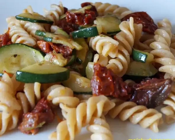 Pyszne fusilli z cukinią i suszonymi pomidorami, danie pełne słońca i smaku.