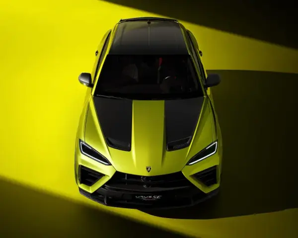Jaskrawozielony Lambo Urus z czarnymi pasami na masce i dachu, prezentowany z lotu ptaka na żółtym tle.