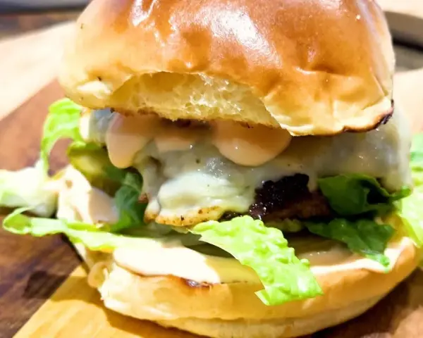 Sekret soczystego burgera: jak przygotować mięso krok po kroku