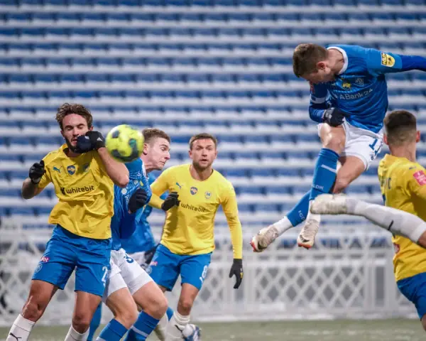 Jugadores de Ucrania FC compiten por el balón en un partido de fútbol.