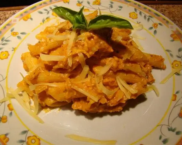 Penne z sosem serowym: Kremowy przepis na obiad w 20 minut!