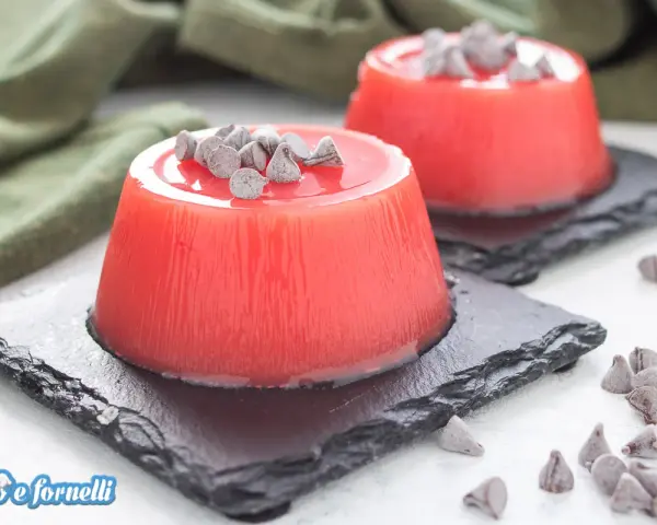 Delizioso gelo di melone, un dolce fresco e colorato, guarnito con gocce di cioccolato.