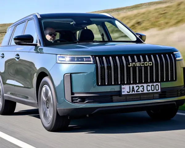 Zielony SUV Jaecoo 5 na drodze. Sprawdź jaecoo 5 cena i opinie.