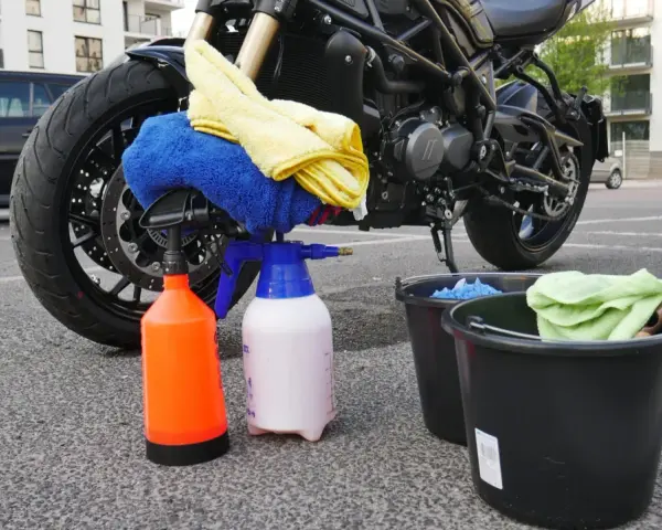 Jak bezpiecznie umyć motocykl na myjni? Uniknij kosztownych błędów!