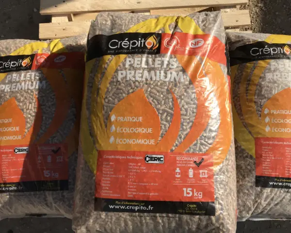 Sacs de granulés de bois Crépito Premium, 15 kg. PCI entre 4,9 et 5,3 kWh/kg. Pratique, écologique, économique.