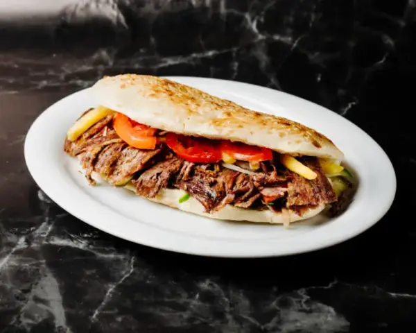 Ile kalorii ma kebab w bułce? Zaskakujące wartości odżywcze!