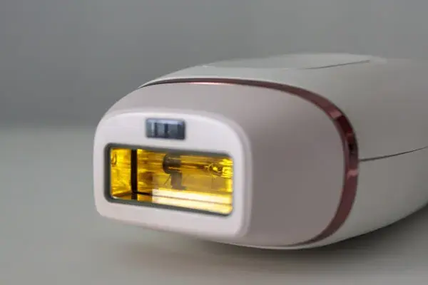 Jak działa depilator laserowy? Poznaj skuteczność i bezpieczeństwo