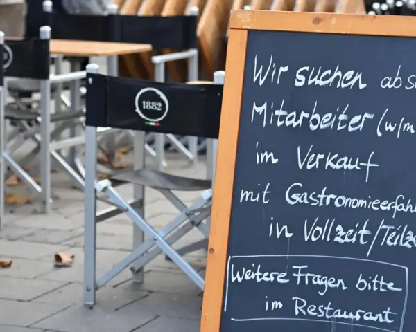 Tafel mit Stellenangebot: Mitarbeiter (w/m/d) im Verkauf gesucht. Hier wird der Unterschied zwischen Nebenjob und Minijob nicht erklärt, aber Vollzeit/Teilzeit erwähnt.