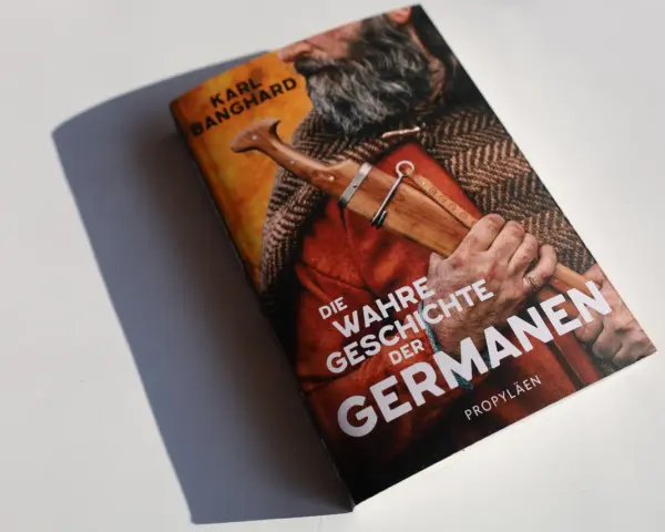 Buchcover "Die wahre Geschichte der Germanen" von Karl Banghard. Ein Mann mit Bart und Dolch im Gewand.