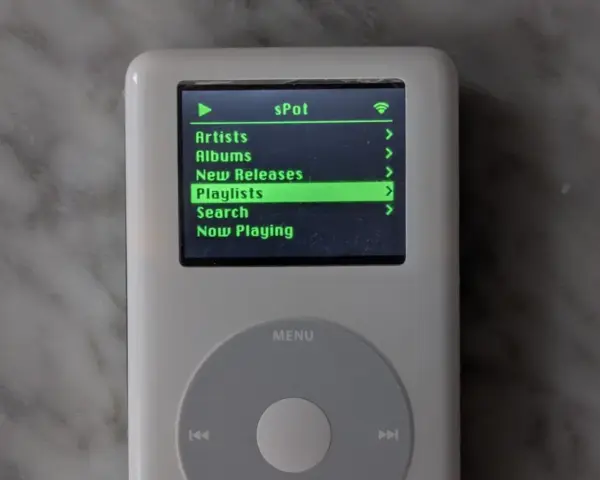 Ein iPod Classic mit dem Menü "sPot" und der Option "Playlists" hervorgehoben. Nostalgie trifft auf modernen Musikgenuss, wie ein iPod Classic mit Spotify-ähnlicher Oberfläche.