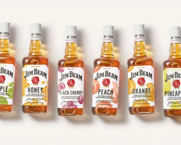 Sześć butelek Jim Beam o różnych smakach: Apple, Honey, Black Cherry, Peach, Orange, Pineapple. Z czym pić Jim Beam Peach? Z lodem lub jako dodatek do drinków.
