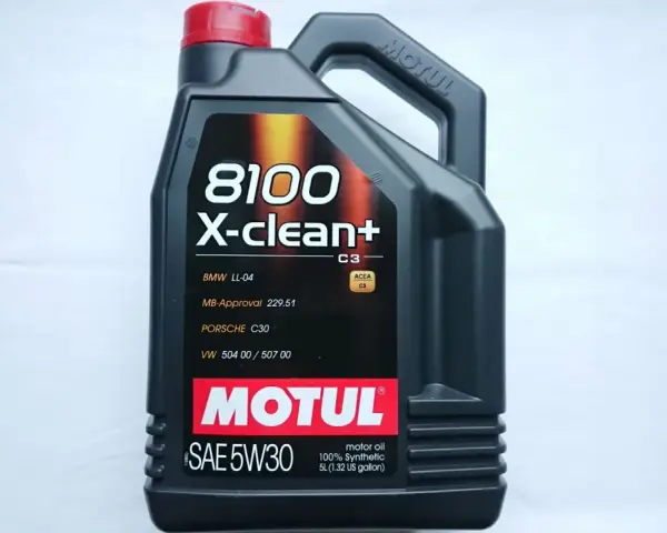 Czarna bańka oleju silnikowego Motul 8100 X-clean+ 5W30 z czerwonym korkiem.