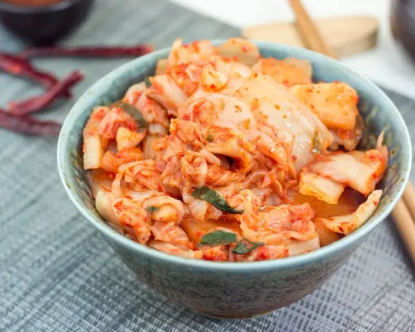Kimchi: Co to jest? Odkryj smak, zdrowie i sekrety koreańskiej kiszonki