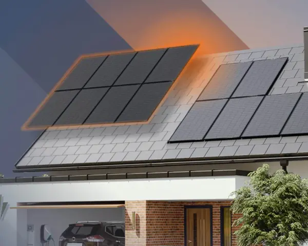 Rozbudowa instalacji fotowoltaicznej z dwoma falownikami na dachu domu. Panele słoneczne generują energię.
