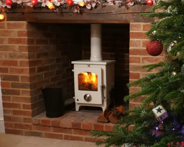 Installation d'un poêle à granulés avec conduit existant dans une cheminée en briques, décorée pour Noël.