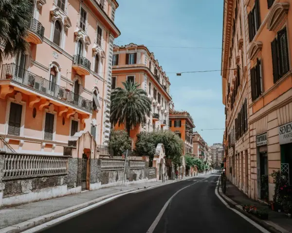 Tanie noclegi w Polsce: Jak oszczędzić 50%? Sprawdzone triki!