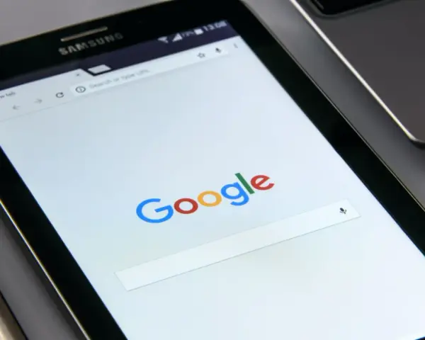 Ekran telefonu Samsung z otwartą wyszukiwarką Google. Czas na aktualizację telefonu i nowe funkcje!