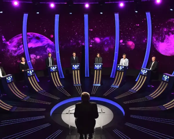 Dziesięciu uczestników w kosmicznej scenografii teleturnieju. Kto okaże się tym jednym z dziesięciu, jak się dostać do finału?