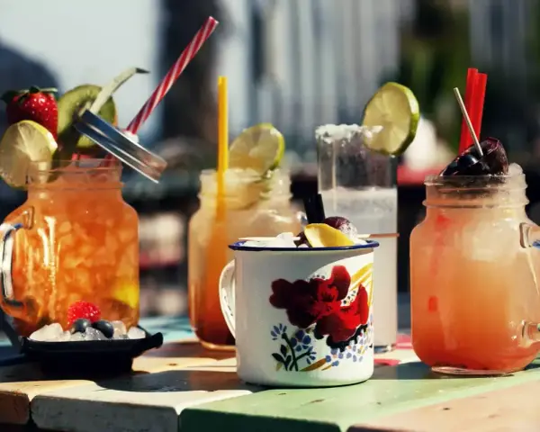 Erfrischende Cocktails, die an Hemingway und seinen Alkohol erinnern, mit Früchten und Eis.