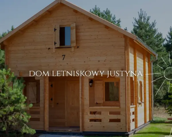 Uroczy dom letniskowy z drewna, otoczony zielenią. Idealne miejsce na wypoczynek.