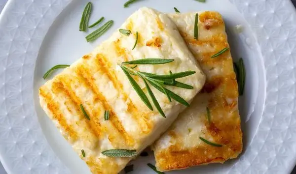 Czy ser halloumi jest kaloryczny? Sprawdź, jak wpływa na dietę
