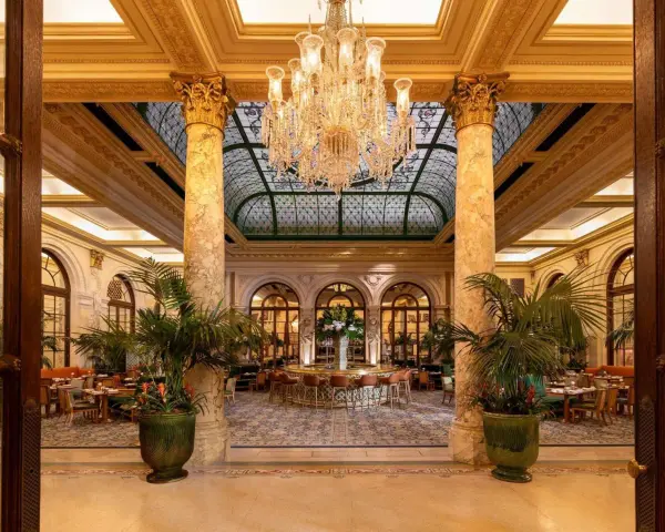 Luksusowy hol hotelu Plaza w Nowym Jorku. Zastanawiasz się, ile kosztuje jedna noc w hotelu Plaza w Nowym Jorku?