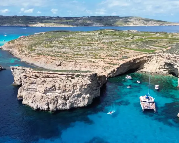 Malta wakacje 2026: Błękitna Laguna, skaliste klify i łodzie na krystalicznie czystej wodzie. Idealne miejsce na niezapomniany wypoczynek.