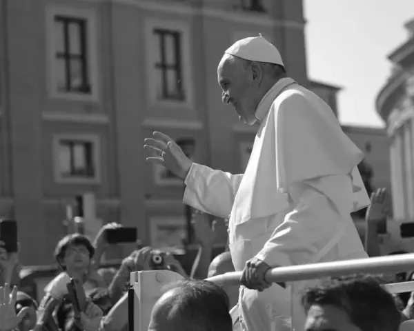 Papież Franciszek pozdrawia tłum. Kto może zostać papieżem? Tylko kardynałowie.