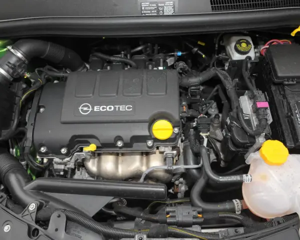 Silnik Opel Meriva 1.7 CDTI z widocznym napisem ECOTEC, akumulatorem i zbiorniczkiem płynu chłodniczego.