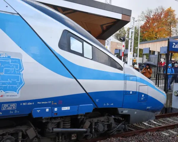 Pendolino zbliża się do stacji Zakopane. Czy to ten pociąg jedzie do Zakopanego?