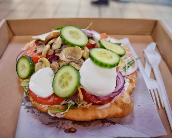 Lángos, un fritto ungherese con pomodoro, mozzarella, cetrioli e funghi. Un'ottima idea per cosa mangiare a Budapest.