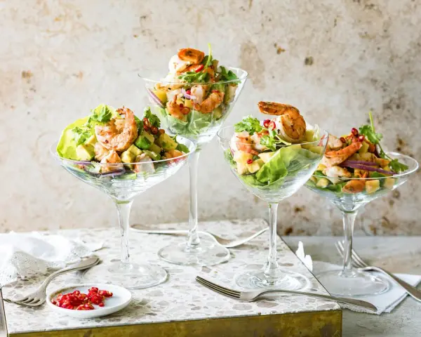 Vier appetitliche Garnelensalat Cocktails mit Avocado, Salat und Chili. Ein tolles Rezept für Garnelensalat Cocktail!