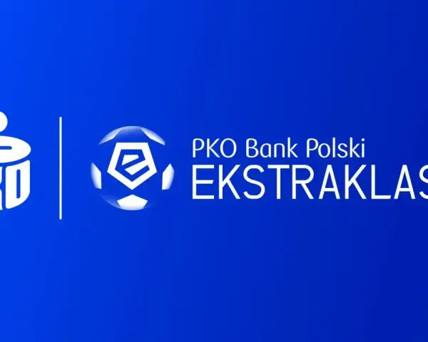 Logo PKO Bank Polski i piłka z literą "e" symbolizują emocjonujące rozgrywki ekstraklasy.