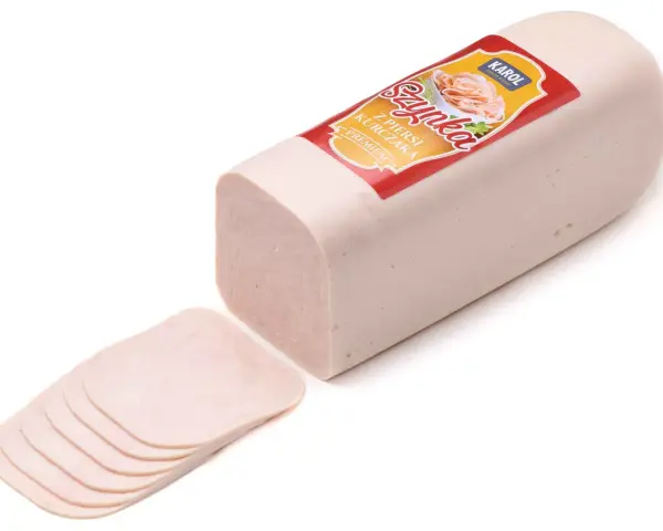 Szynka z kurczaka Karol Premium, pokrojona w cienkie plastry, gotowa do podania.