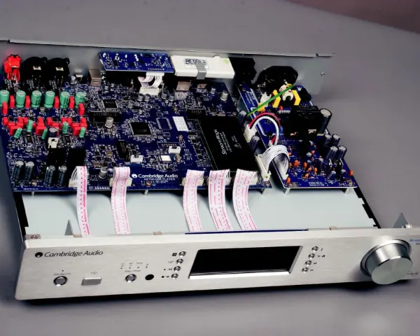 Wnętrze odtwarzacza Cambridge Audio Stream Magic 6 z widoczną płytą główną, kondensatorami i taśmami połączeniowymi.