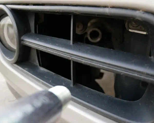 Gdzie wkręcić ucho do holowania VW T5 - proste kroki i porady