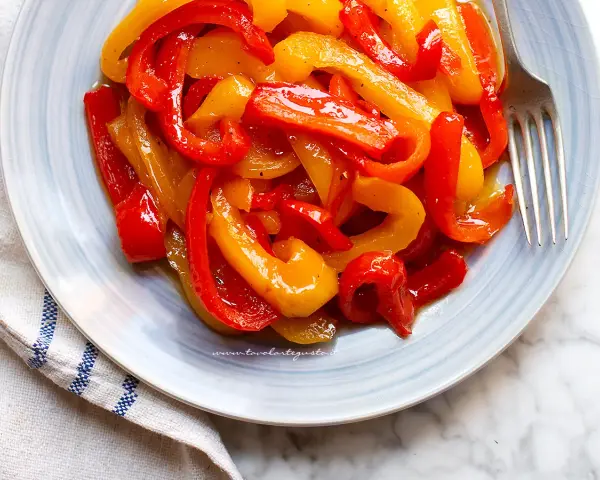 Peperoni in agrodolce, la ricetta della nonna che sa di casa. Un piatto colorato e saporito, perfetto per ogni occasione.