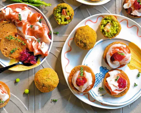 Antipasti sfiziosi per stupire freddi: croccanti arancini verdi e tartine con prosciutto e confettura.