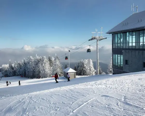 Gdzie w góry na narty? Odkryj najlepsze stacje narciarskie w Polsce
