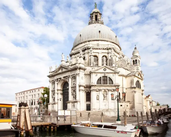 Basilica di Santa Maria della Salute, una delle chiese da vedere a Venezia, con la sua imponente cupola bianca che domina il canale.