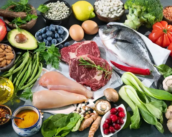 Mięso, ryba, jajka, awokado, jagody, orzechy i warzywa liściaste – idealne składniki na dietę niskowęglowodanową.