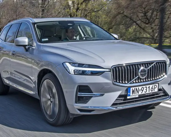 Srebrne Volvo XC60 w ruchu ulicznym. Sprawdź aktualną volvo xc60 cena i wybierz swój wymarzony SUV.