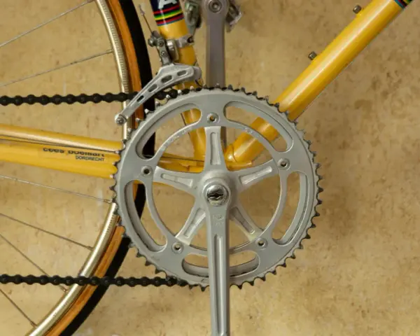 Detaljerad bild av en cykels vevparti och framdrev, perfekt för att visa hur man kan byta framdrev cykel för bättre prestanda.