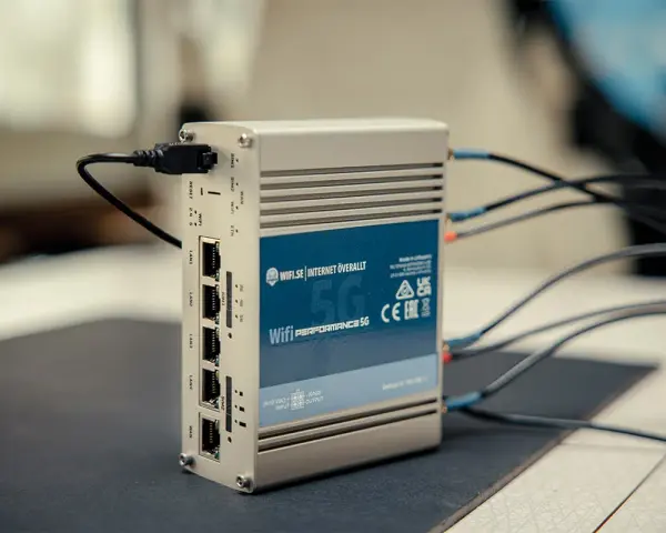 En 5G-router med flera LAN-portar och antennkablar, som visar hur fungerar mobilt bredband med router för snabb uppkoppling.