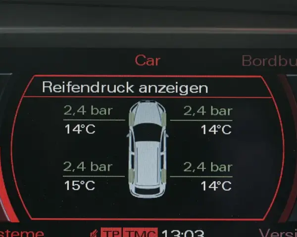 Wyświetlacz pokazuje ciśnienie w oponach (tpms co to), temperaturę i stan ogumienia.