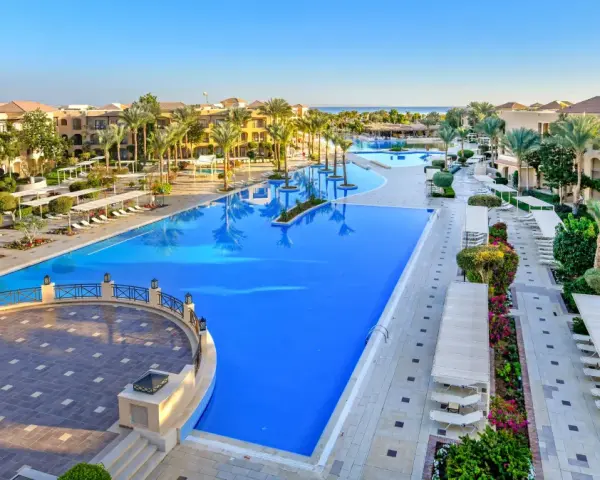 Luksusowy resort z basenami i palmami. Jaz Aquamarine opinie potwierdzają, że to idealne miejsce na wakacje.