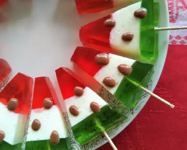 Arbuzowe galaretki, idealnie tęgie, z czekoladowymi pestkami. Wyglądają jak kawałki soczystego arbuza.