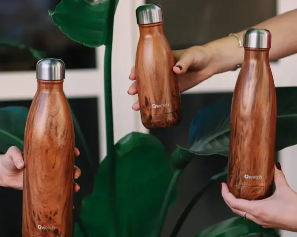 Trois gourdes inox au design bois, parfaites pour nettoyer et emporter vos boissons partout.