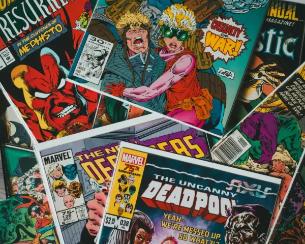 Stos kolorowych okładek komiksów Marvela, w tym Deadpool i Fantastyczna Czwórka.